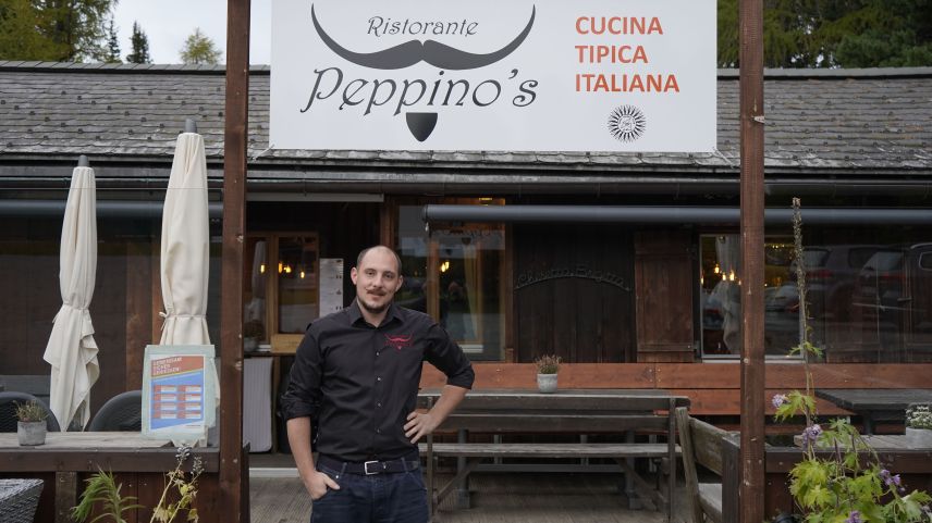 Den unverkennbaren Schnauzbart hat Peppino Reich zum Markenzeichen seines Restaurants gemacht. 	Foto: Denise Kley