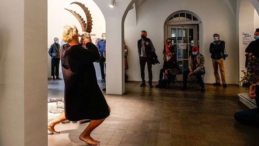 Jô Osbórnia, Migrant, Dichter und Performer, während seiner Live-Performance «Anti-kolonialer Sündenbock Schweizer Art» in Nairs. Foto: Jon Duschletta