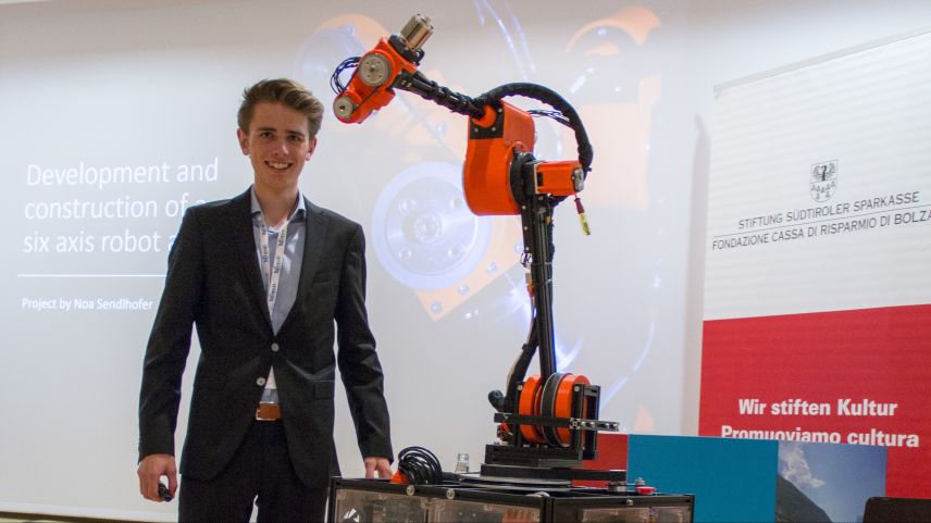 Das technische Nachwuchstalent Noa Sendlhofer präsentiert sein Langzeitprojekt: einen selbst konstruierter Roboterarm. 	Foto: z. Vfg