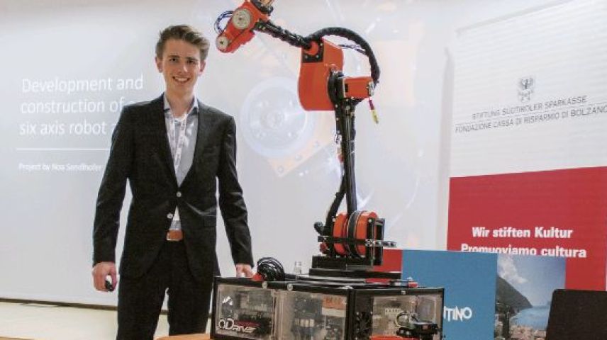 Das technische Nachwuchstalent Noa Sendlhofer präsentiert sein Langzeitprojekt: einen selbst konstruierter Roboterarm. 	Foto: z. Vfg