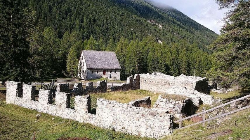 Il Museum Schmelzra, cullas ruinas a l’entrada da S-charl, dess gnir cumplettà cun ün annex (fotografia: Benedict Stecher).