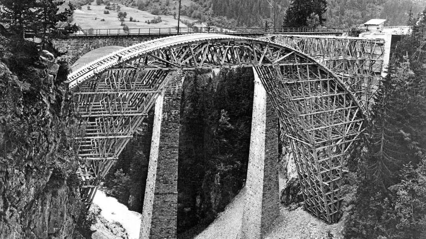 La punt persa fabrichada dal constructur Richard Coray per la punt da la via chantunala sur la Val Russein, tanter Sumvitg e Mustér (fotografia archiv: Antiquariat Lietha, Trin).