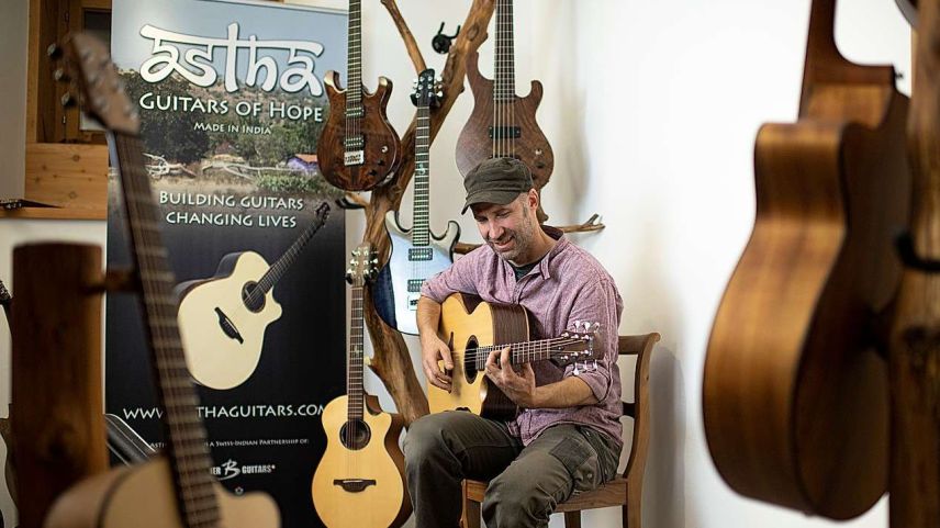 Gitarrenbauer Lukas Brunner baut seit mehr als 20 Jahren Qualitätsgitarren in Lavin (Foto: Mayk Wendt).
