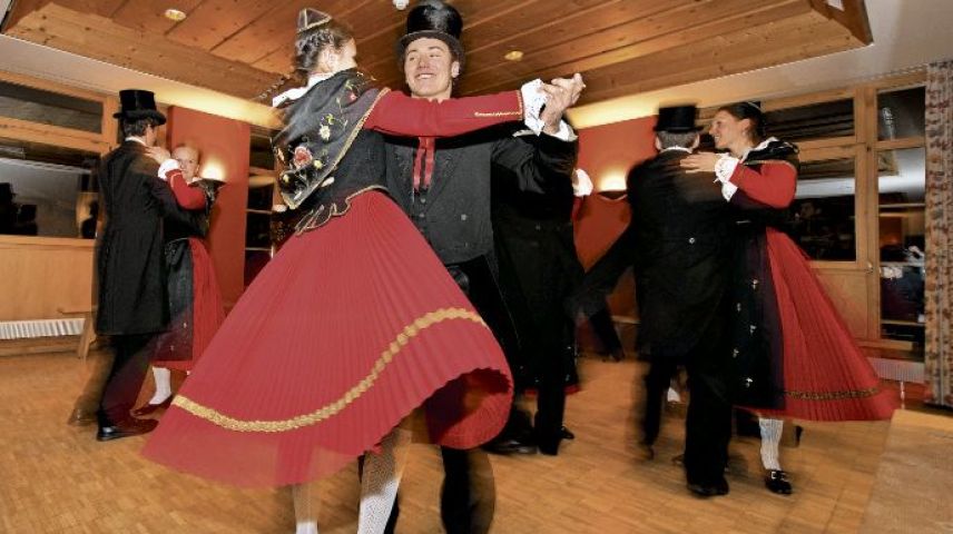 Der Tanz der roten Rücke - eine Unterengadiner Tradition. Foto: Thomas Koller