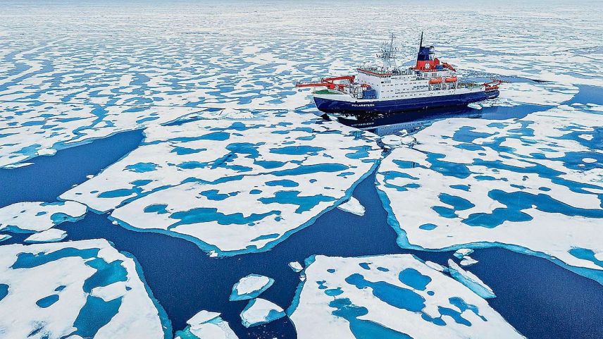 Das Forschungsschiff Polarstern in der Nähe des Nordpols.  Foto: Alfred-Wegener-Institut / Steffen Graupner