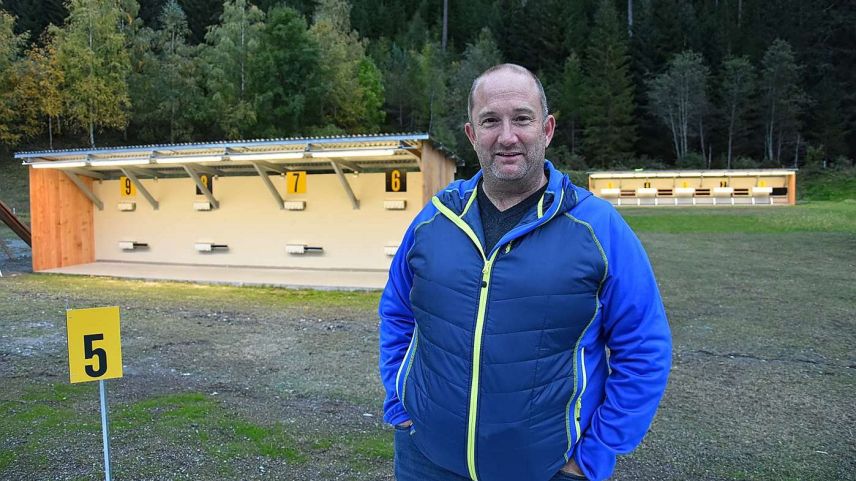 Arno Kirchen preschainta il nouv implant da biatlon a Sclamischot (fotografia: Nicolo Bass).