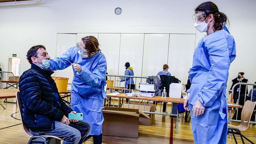 Vor dem Testprozedere muss sich niemand fürchten. Das anstehen und warten ist mitunter mühsamer als der Nasen-Rachen-Abstrich selber. Foto: Beat Gamper