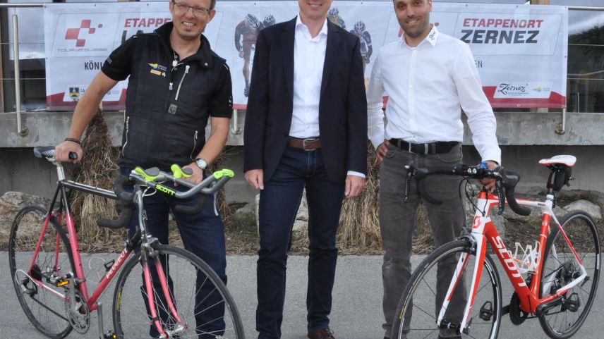 Ralph Böse von La Punt Ferien, Kurt Betschart (technischer Direktor der Tour de Suisse) und Fabian Schorta von Zernez Tourismus (von links)