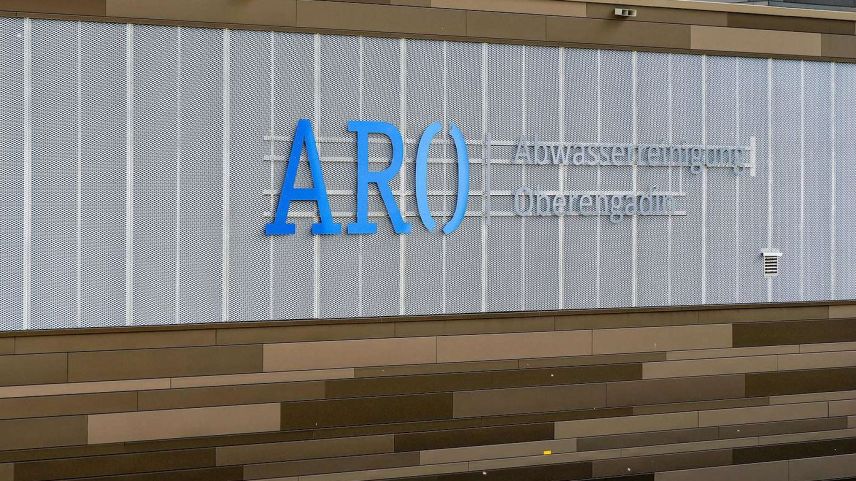 Fassade mit Schriftzug der ARA Oberengadin in S-chanf. Foto: Jon Duschletta
