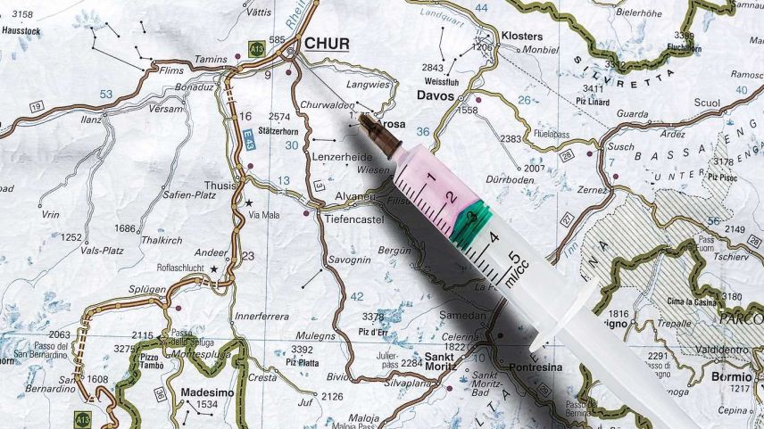 Die Bündner Covid-Impfaktion startet in Chur. Das Engadin und die Südtäler müssen sich hingegen noch bis in die zweite Hälfte Januar gedulden. Foto: Shutterstock, Romini/Grafik: Daniel Zaugg