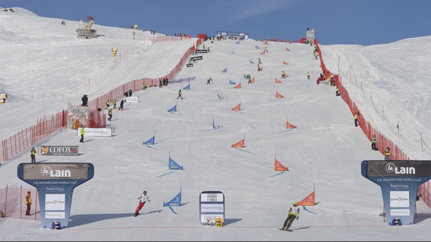 Nevin Galmarini (links) scheiterte beim Snowboard Weltcup-Rennen in Scuol in den Viertelfinals (Foto: Mayk Wendt).