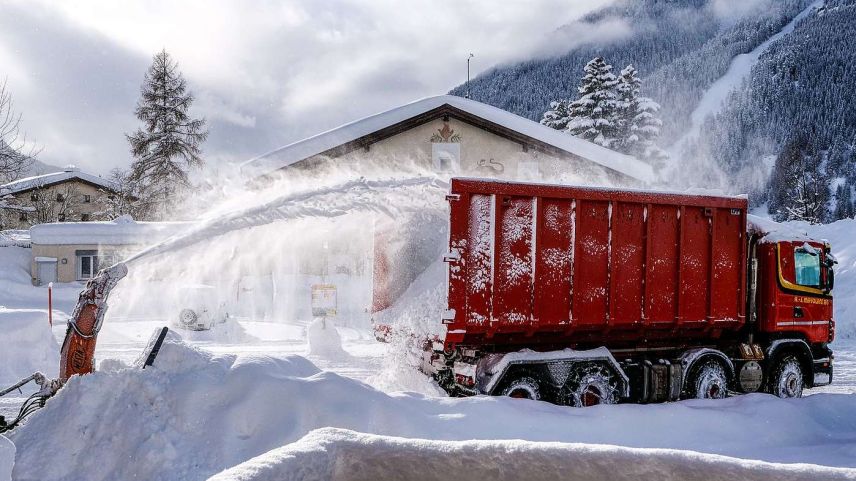 Schneeräumung in Zernez. Foto: Jon Duschletta