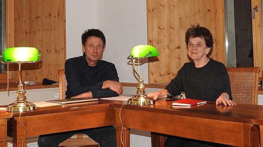 Manfred Koch ed Angelika Overath illa stanza da lur Scoula da scriver a Sent (fotografia: mad).