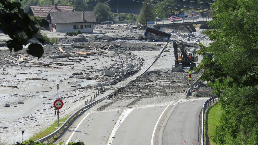 Nach der Katastrophe: Die Malojastrasse und die Bondascabrücke sind von Schlamm überzogen. Sie sollen im Rahmen von Bondo II komplett erneuert werden.
