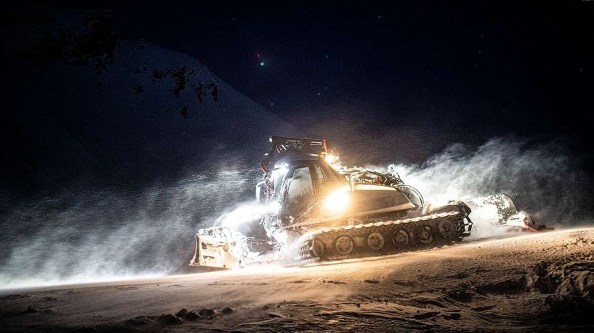 Bei klirrender Kälte werden die Pisten im Skigebiet Motta Naluns in der Nacht präpariert. (Foto: Mayk Wendt).