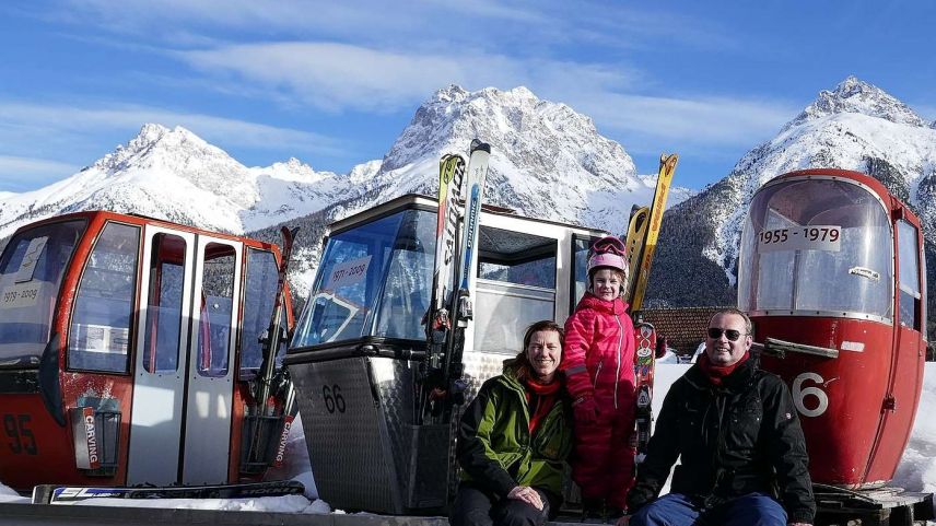 La famiglia Ziegelmann sper trais tips da cabinas chi han manà la glieud i’ls ultims 65 ons i’l territori da skis sülla Motta Naluns (fotografia: archiv Jochen Ziegelmann)