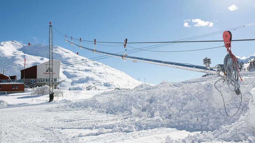 Die Testanlage des Schneiseilsystems befindet sich direkt hinter dem Bahnhof Diavolezza. Dort wird Schnee ab einem Seil mit fünf Düsen produziert (Foto: Mayk Wendt).