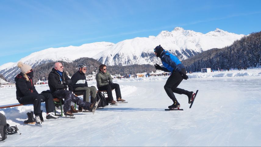 Unterricht auf Natureis und unter freiem Himmel: Schweizermeister Martin Hänggi führt in die Technik des Eisschnelllaufs ein. Foto: Marie-Claire Jur