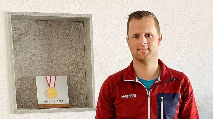 Mirco Tschenett davant sia medaglia d’or ch’el ha guadagnà dal 2007 pro’ls champiunadis mundials da las professiuns (fotografia: Andri Netzer).