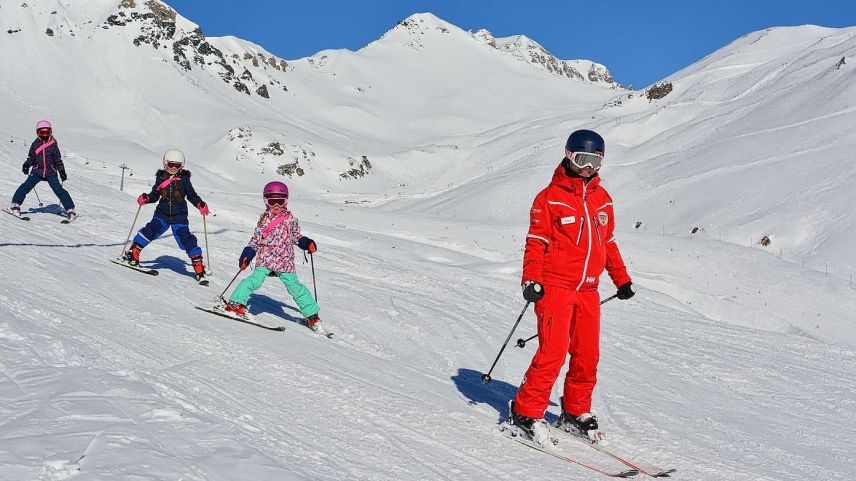Passa 500 uffants, qua da quels da la stagiun passada, frequaintan pel mumaint l’instrucziun da la Scoula da skis Scuol-Ftan (fotografia: Scoula da skis Scuol-Ftan).