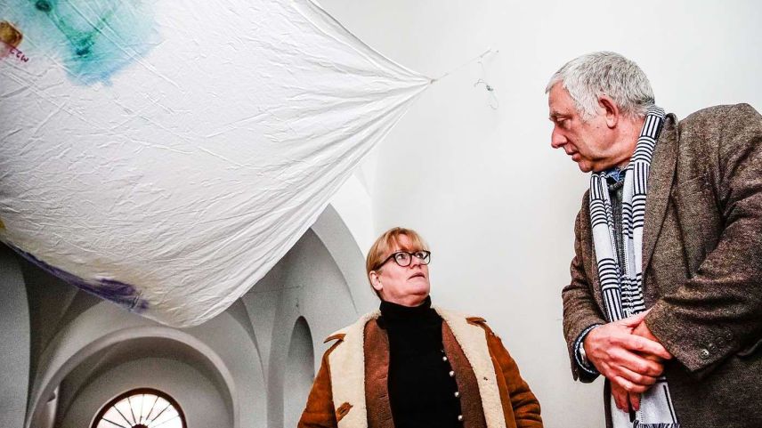 Nairs Geschäftsführerin Cornelia Schwab und Co-Direktor Christof Rösch in der Kunsthalle von Nairs unter einer Installation von Reto Pulver aus dessen aktueller Ausstellung. Foto: Jon Duschletta