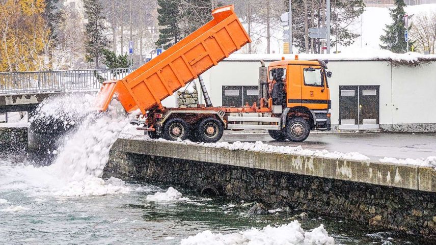 Wird Schnee sofort geräumt, gilt dieser als sauber und kann gleichentags direkt ins Gewässer eingebracht  werden. So wie in  St. Moritz.  Foto: Jon Duschletta