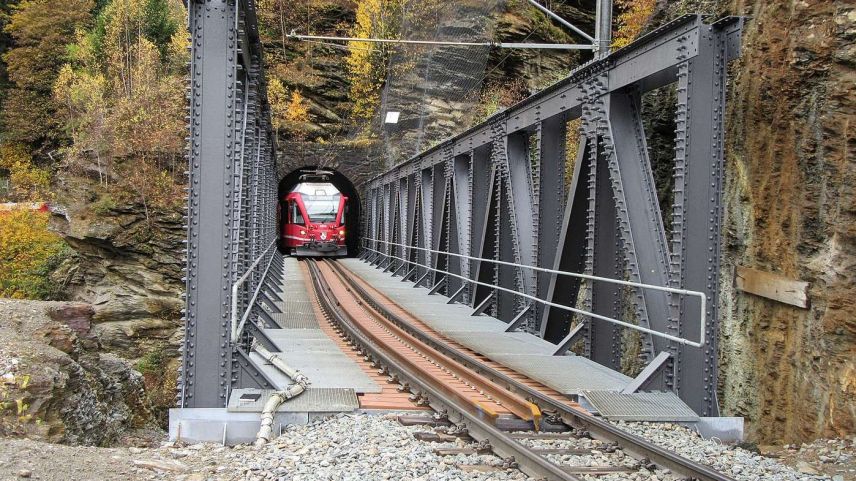 Die 2002 erstellte und 2017 instandgesetzte Stahl-Notbrücke «Untere Cavagliascobrücke» auf der RhB-Bernina-Linie. Foto: Conzett Bronzini Partner AG