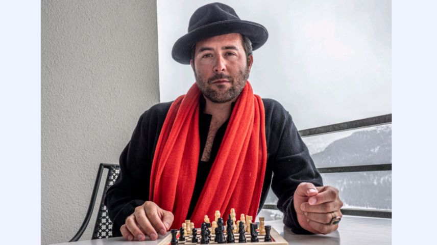Mittlerweile beherrscht Albrecht die Grundregeln des Schachspiels. Vor dem Dreh zu «Das Damengambit» erhielt er ein Coaching.	Foto: Denise Kley