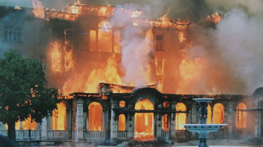 92 Jahren nach der Eröffnung fing das Hotel Waldhaus Vulpera am 27. Mai 1989 Feuer. Mit der App «EngadinOnline» kann das Video zur Geschichte des Hotel Waldhauses aktiviert werden. Foto: z. Vfg