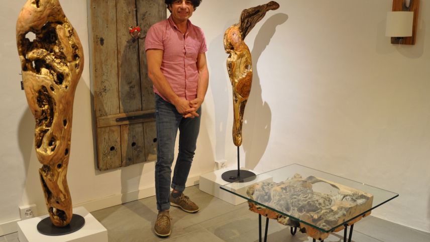 Jeff Lleshi in seiner Galerie via Bastiaun in Zuoz