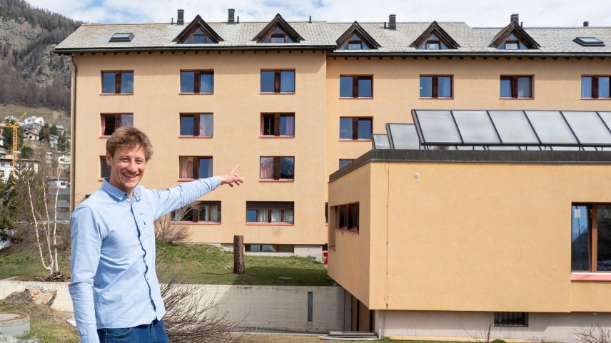 Jan Harbott zeigt auf die Solaranlage des Lehrlingshaus, welches nächstes Jahr renoviert werden soll. Foto: Annika Veclani