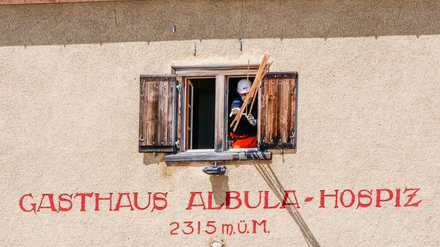 Das Gasthaus Albula Hospiz wird leergeräumt. Foto: Jon Duschletta
