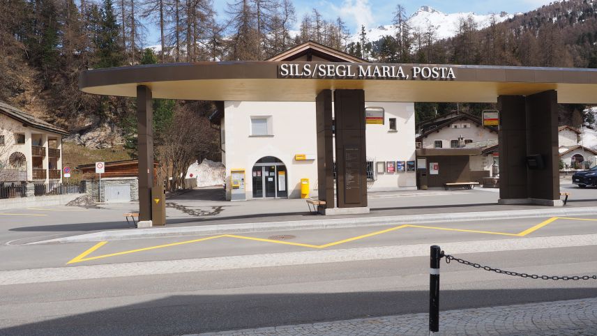Die Schweizer Post will die Poststelle von Sils Maria schliessen oder in anderer Form weiterführen. Der Gemeindevorstand wehrt sich dagegen.