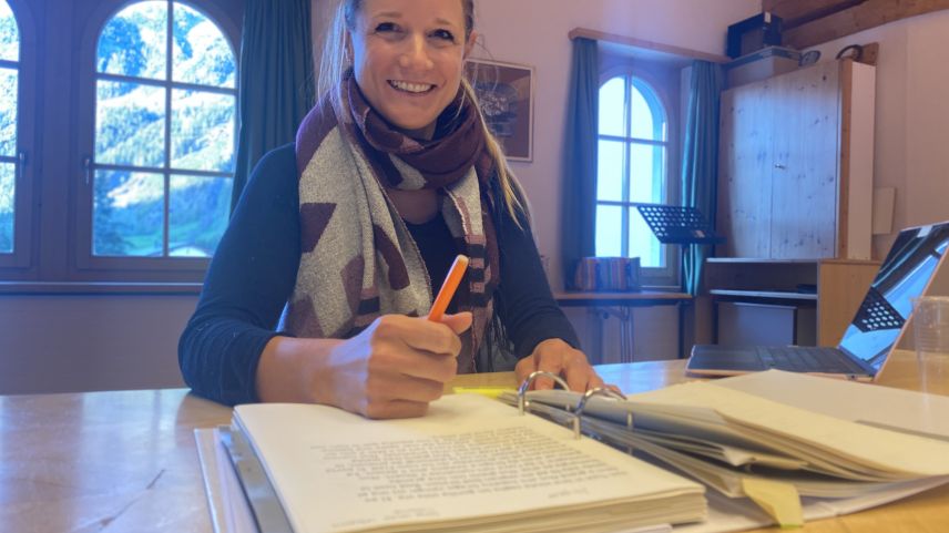 Claudia Jann ho piglio part la prüma vouta a la giuria da la concurrenza da scriver «Pledpierla» (fotografia: Nicolo Bass).