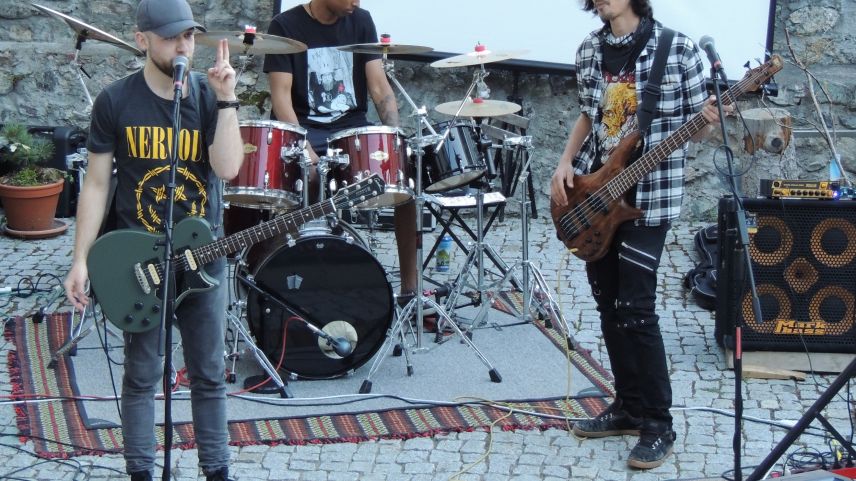 La gruppa da rock rumantsch REAT ha pisserà per buna glüna ad Ardez (fotografia: Benedict Stecher).
