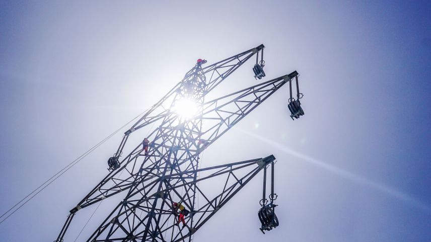 Die Schweizer Netzbetreiberin Swissgrid sorgt, wie hier beim Ersatzbau neuer Masten auf der Albulapasshöhe, für funktionierende und stabile Höchstspannungsleitungen. Foto: Jon Duschletta