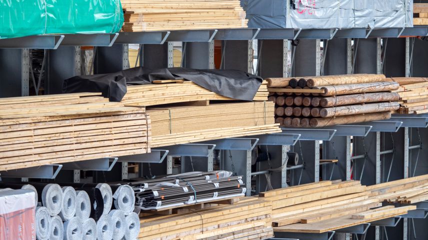 Wer kann, bestellt benötigtes Baumaterial auf Vorrat. Die Lieferfristen für verschiedene Holzprodukte haben sich in den letzten Monaten von drei auf auch mal 14 Wochen vervielfacht. 				Foto: Daniel Zaugg