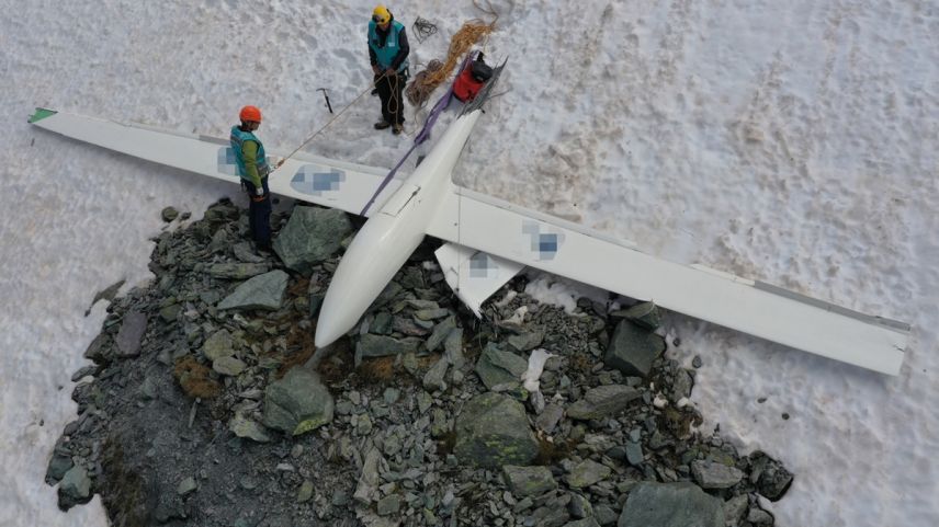 Abgestürztes Segelflugzeug.  Foto: Kantonspolizei Graubünden