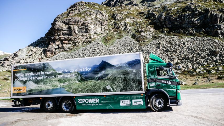 Der E-Lastwagen der Transportfirma Hunger auf der Julier-Passhöhe. Foto: Jon Duschletta