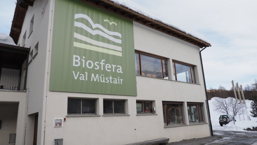 Il Parc da natüra Biosfera Val Müstair exista daspö desch ons ed il büro es illa chasa cumünala da Tschierv (fotografia: David Truttmann).