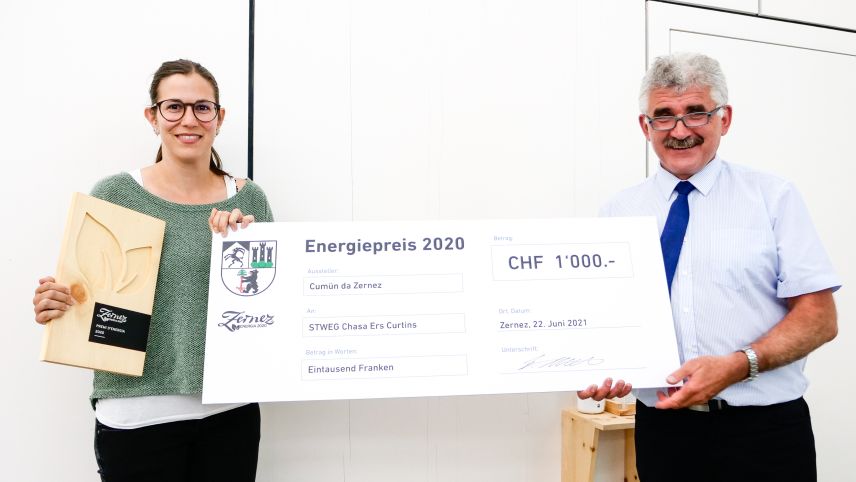 President cumünal Emil Müller surdà il premi d’energia 2020 a Cornelia Gantenbein-Grass da la STWEG Chasa Ers Curtins.  fotografia: Jon Duschletta
