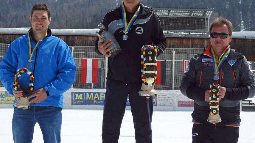 Die Sieger der Einzelwertung in St. Moritz. Von links: Claudio Mathieu (ES Sur En) aus Ramosch, Armin Karadar (ASV Ritten) und Albert König (EC Moitzerlitz Regen) (Foto: Nicolo Bass).