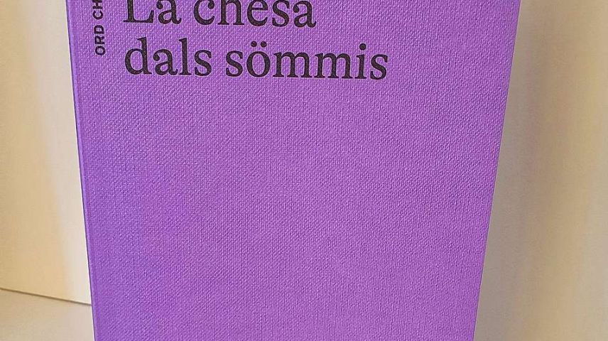 Il frontispizi da la nouva publicaziun da l’autura indigena Anna Ratti tituleda «La chesa dals sommis». fotografia: Chesa Editura Rumauntscha