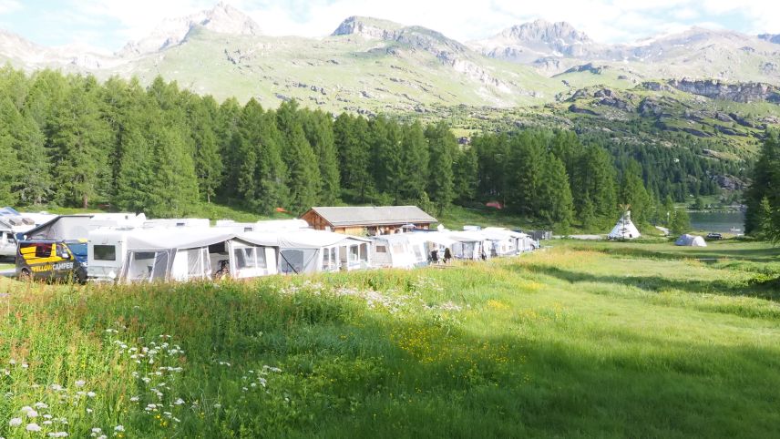 Naturnahes Campieren mit Blick auf See und Berge: Der Camping von Plan Curtinac bei Maloja ist eine Oase für Ruhe suchende Individualisten und Familien. 