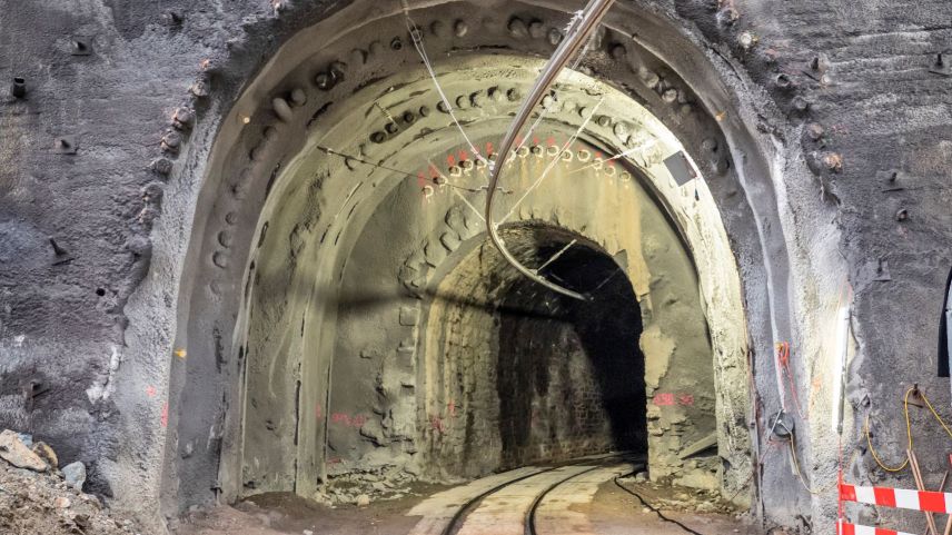 Täglich um kurz nach 21.00 Uhr passiert der letzte Zug den Val Varunatunnel. Das ist der Startschuss für die Bauarbeiter. Foto: Denise Kley