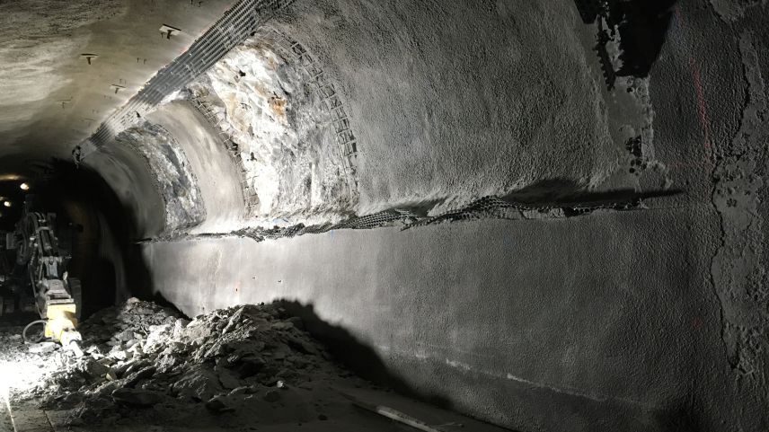 Las lavuors da la seguond’etappa da sanaziun dal tunnel Munt La Schera da las Ouvras Electricas Engiadina cuntinueschan ed il tunnel resta serrà a partir dals 1. settember per tuot il trafic (fotografia: OEE)