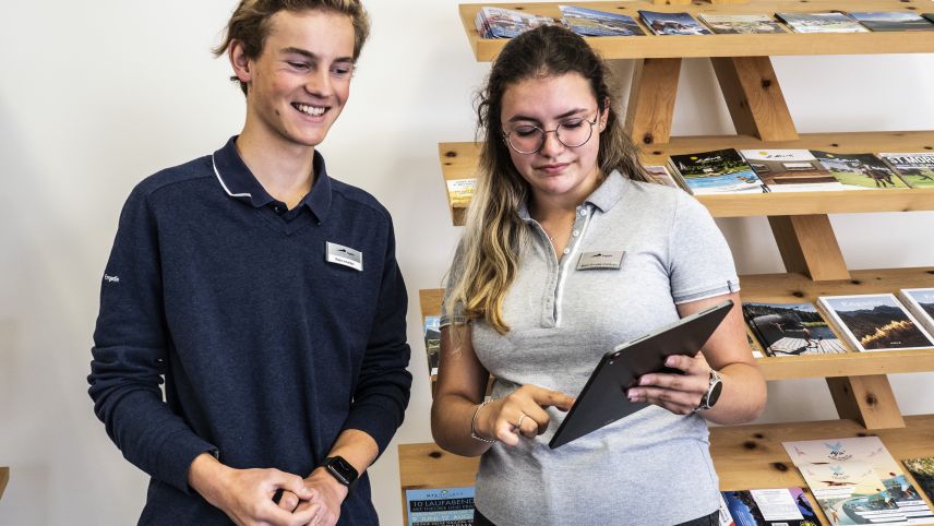 Der Tourismus-Nachwuchs möchte die Digitalisierung im Tourismusbüro Samedan vorantreiben und arbeitet bei der Gästeberatung vorwiegend mit Tablets – auch um den Papierverbrauch zu reduzieren. Foto: Denise Kley