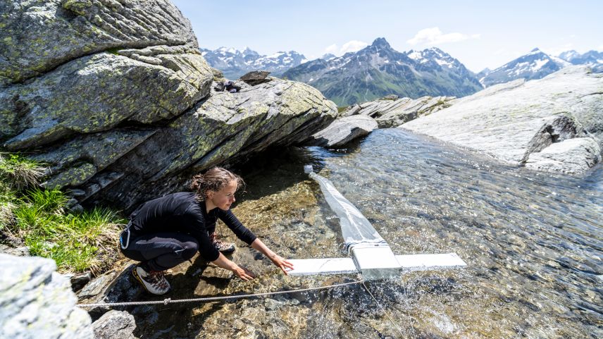 Anna Sidonia Marugg hat für ihre Maturaarbeit den Mikroplastikgehalt in den Engadiner Gewässern untersucht (Foto: Mayk Wendt). 