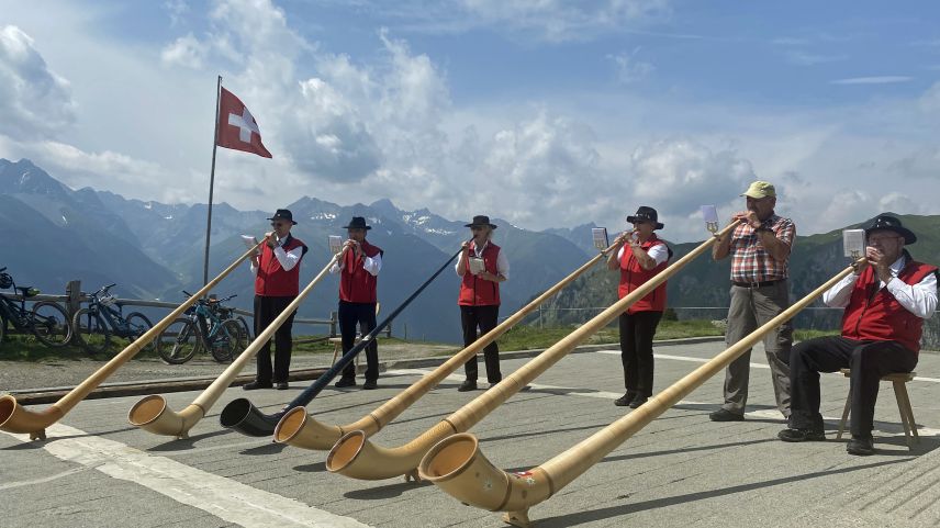 Die Gruppa da tübas Engiadina Bassa nutzte die Gelegenheit, um den 1. August auf 2202 Meter über Meer vorzufeiern (fotografia: Nicolo Bass