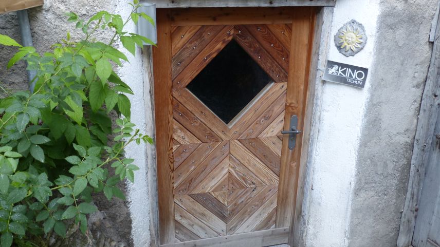 La porta dal Kino Tschlin nu dess restar serrada (fotografia: Flurin Andry)